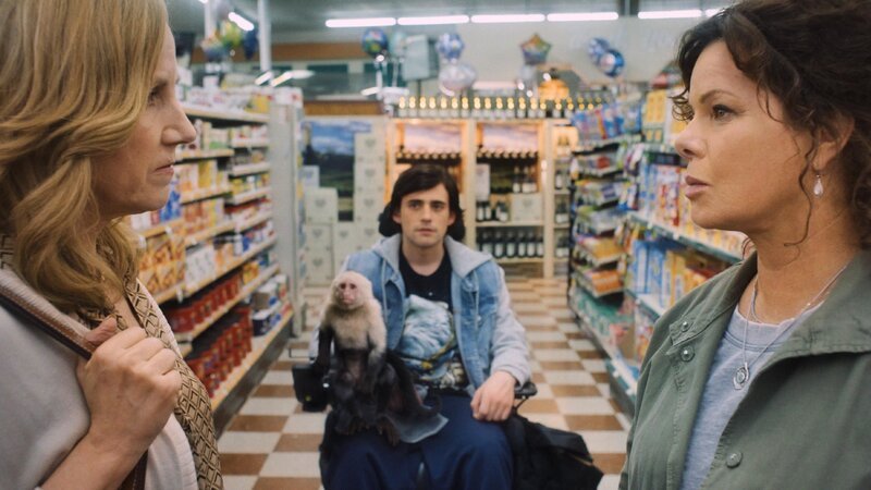 (v.l.n.r.) Chloe Gaines (Welker White); Gigi; Nate Gibson (Charlie Rowe); Claire Gibson (Marcia Gay Harden) – Bild: THE HUNTERS WILL FIND PRODUCTIONS LIMITED