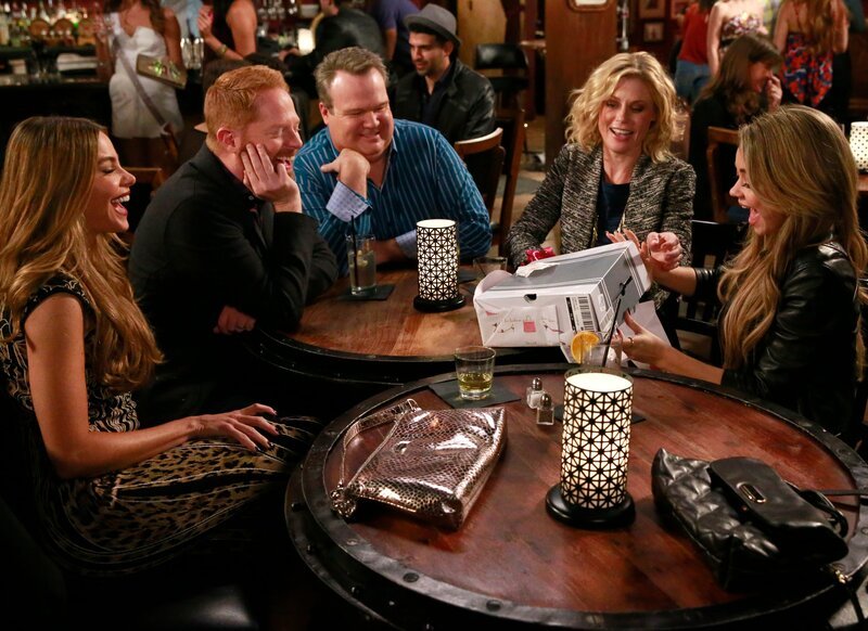 V.l.: Gloria (Sofía Vergara), Mitchell (Jesse Tyler Ferguson), Cameron (Eric Stonestreet), Claire (Julie Bowen), Haley (Sarah Hyland) – Bild: Mitchell Haaseth