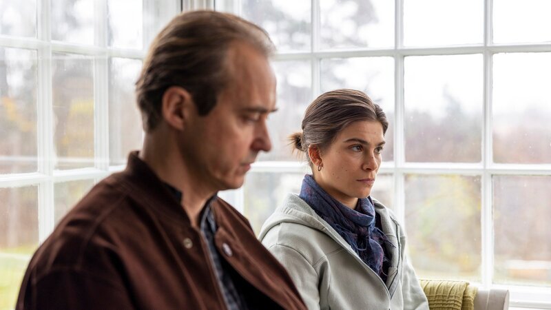 Tommy (Jonas Karlsson) hat Agnes (Tehilla Blad) entführt, um herauszufinden, was sie der Polizei erzählt hat. – Bild: ZDFneo