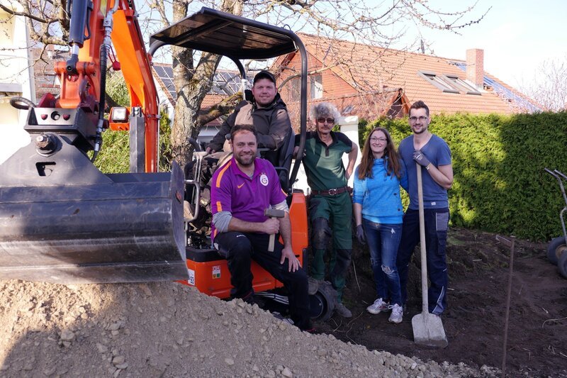 Die Beetbrüder (v.l.: Claus, Henrik und Ralf) starten in neue Gartenabenteuer. Der erste Hilferuf kommt aus dem Frankenland. Dort wohnen Elena und Johannes mit ihren Kindern. – Bild: Foto: MG RTL D /​ Tokee Bros.