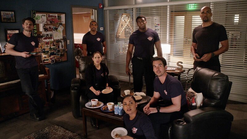 (v.l.n.r.) Jack Gibson (Grey Damon); Ben Warren (Jason George, oben); Andy Herrera (Jaina Lee Ortiz, unten); Victoria Hughes (Barrett Doss); Dean Miller (Okieriete Onaodowan); Travis Montgomery (Jay Hayden); Robert Sullivan (Boris Kodjoe) – Bild: 2021 American Broadcasting Companies, Inc. All rights reserved. Lizenzbild frei