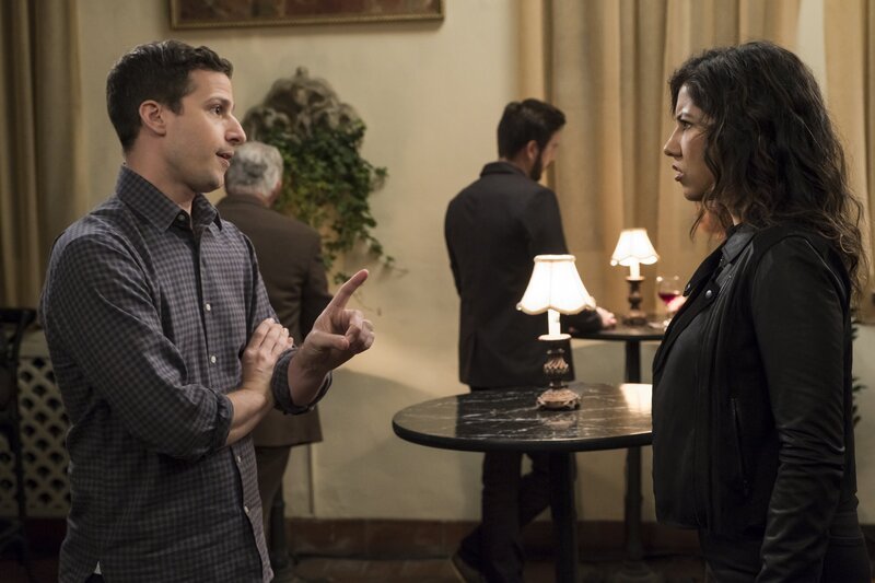 Jake Peralta (Andy Samberg, l.); Rosa Diaz (Stephanie Beatriz, r.) – Bild: 2018 UNIVERSAL TELEVISON LLC. All rights reserved. /​ John P. Fleenor Lizenzbild frei