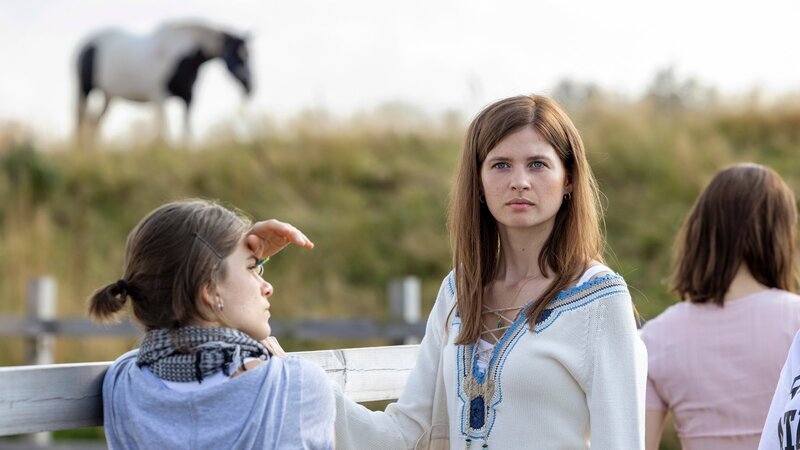 Victoria (Hanna Ardéhn, M.) hat ihre Kindheit tiefe Wunden hinterlassen. Neben ihr ihre Schwester Agnes (Tehilla Blad, l.). – Bild: ZDF und Niklas Maupoix