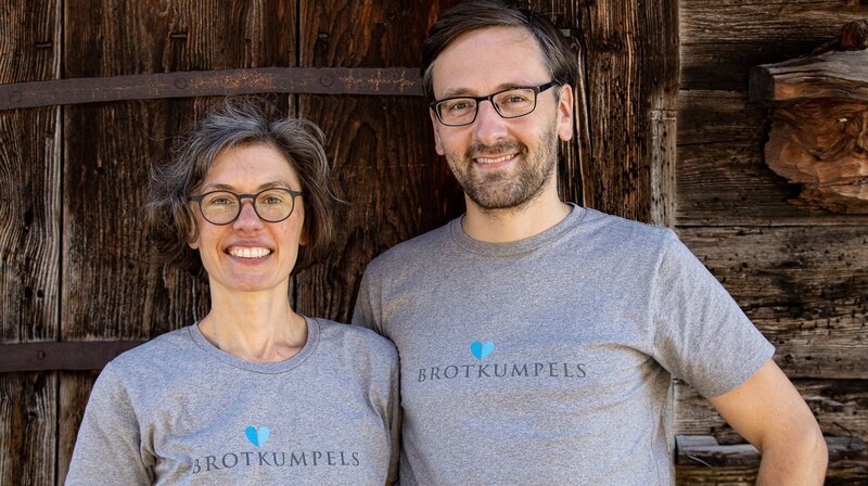 Christina Weiß und Lutz Geissler backen in ihrer Bäckerei in Hamburg Sasel. – Bild: NDR/​Lutz Geissler