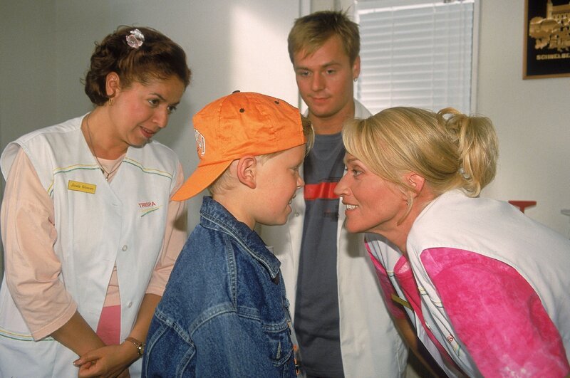 Ritas Sohn Markus (Marius Theobald, M.) bekommt mit, dass Rita (Gaby Köster, r.) völlig entnervt von Filialleiter Schumann ist. Aber deswegen gleich Drohbriefe schreiben?! (l. Franziska Traub, hinten Simon Lardon) – Bild: RTL
