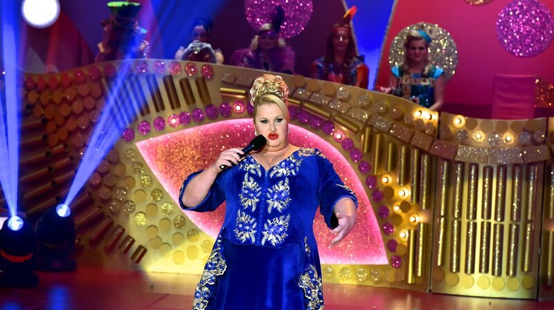 Die Comedienne Daphne de Luxe. – Bild: HR/​Norbert Klöppel