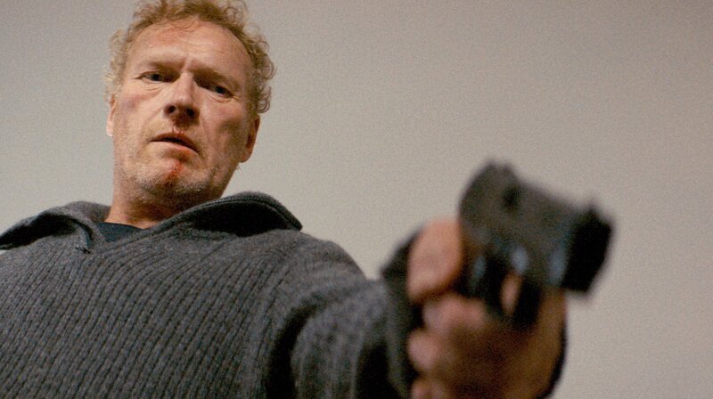 Für Kommissar Wisting (Sven Nordin) wird die Jagd auf den Serienmörder zur persönlichen Mission. – Bild: ARD Degeto/​Wisting Sesong 2 (Cinenord)/​NENT/​Repro