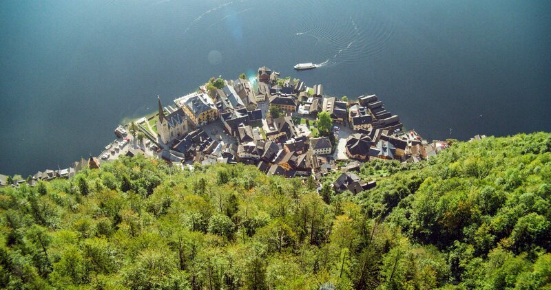 Hallstatt im Sommer. – Bild: ORF /​ RIHA Film