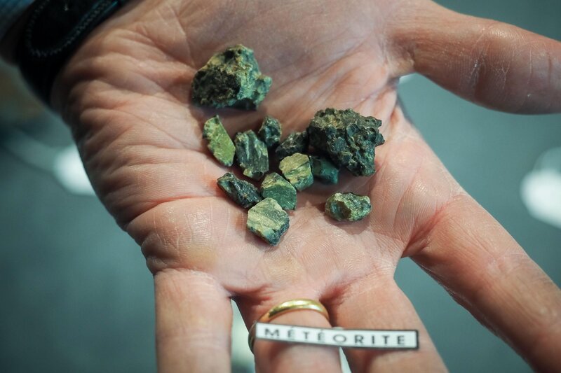 French meteorite hunter Gerard Merrier shows several pieces of Mars meteorite on February 5 in Tours, central France before he sells his collection at auction on February 28 in Vend√¥me. Gerard Merlier has stride along the deserts in search of meteorites. He decided to plan an auction for his precious collection of meteorites to ensure his retirement. (Photo by GUILLAUME SOUVANT /​ AFP) – Bild: Getty Images