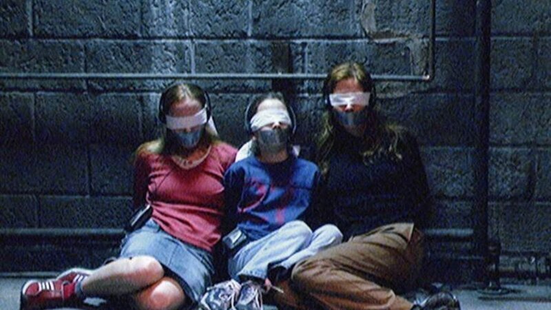 Maggie (Stephi Lineburg, l.), Sara (Bailey Slattery, M.) und Mutter Susan (Marianne Hagan) werden von einem Geldeintreiber entführt und vergewaltigt. – Bild: RTL/​VP/​JM