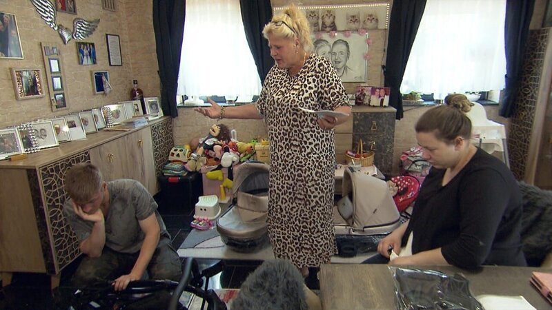 10 Wochen vor dem errechneten Geburtstermin ihrer eineiigen Zwillinge bereiten sich Sarafina und Peter voller Vorfreude auf ihren Familienzuwachs vor. – Bild: RTLZWEI