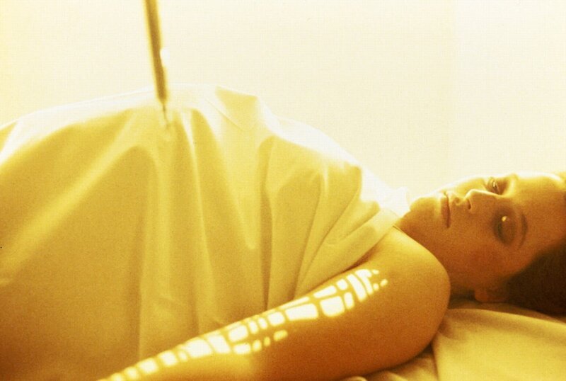 Scully (Gillian Anderson) ist von ihrem Entführer an Außerirdische ausgeliefert worden, die Experimente mit ihr machen. – Bild: ProSieben MAXX