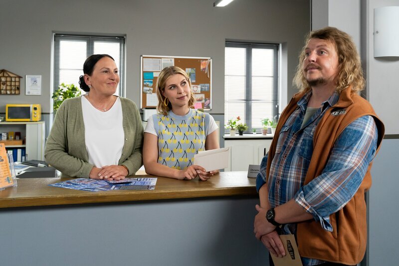 Xaver Frühweiss (Franz-Xaver Zeller, r.) erkundigt sich bei Frau Grasegger (Ursula Maria Burkhart, l.) und Frau Lange (Sarah Thonig, M.) nach Hausmeister Winkler. – Bild: Linda Gschwentner /​ ZDF Studios GmbH