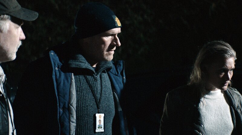 Line (Thea Green Lundberg) führt Wisting (Sven Nordin, Mitte) und Hammer (Mads Ousdal, li.) zu ihrer schaurigen Entdeckung. – Bild: ARD Degeto/​Wisting Sesong 2 (Cinenord)/​NENT/​Repro