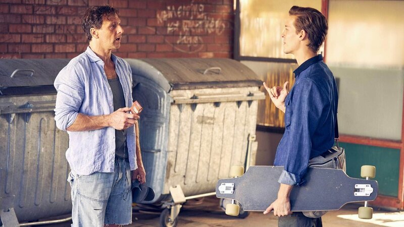 Simon Ruf (Julius Forster, r.) stellt sich in Gebärdensprache vor. Stefan (Hendrik Duryn) ist perplex. – Bild: RTL /​ Frank Dicks