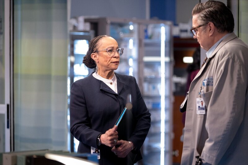 Sharon Goodwin (S. Epatha Merkerson) und Daniel Charles (Oliver Platt) – Kalkuliertes Risiko – Bild: RTL /​ 2020 UNIVERSAL TELEVISION, LLC