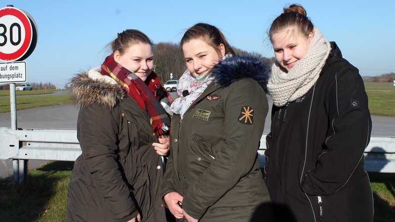 Sarah-Jane, Sarafina und Lavinia beschließen, endlich den Führerschein in Angriff zu nehmen. – Bild: RTL II