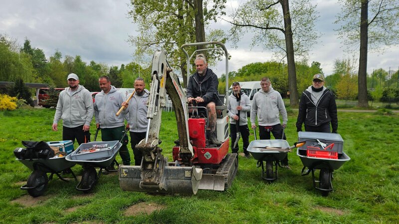 Ralf Seeger (M.) mit seinem Team – Bild: RTL /​ DOCMA TV /​ Christian Neumann