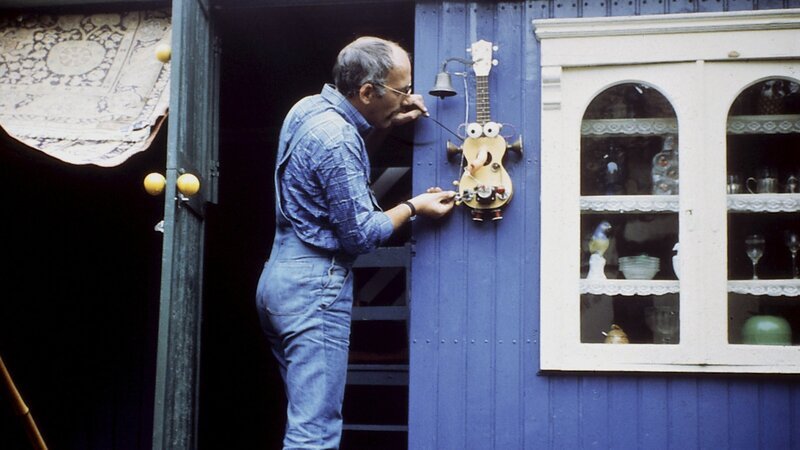 Peter (Peter Lustig) richtet seinen Bauwagen ein. Das ist gar nicht so einfach. Immerhin sollen eine Küche, ein Bad, eine gemütliche Coach und ein Bett dort Platz finden. – Bild: ZDF und Ch. Pausch