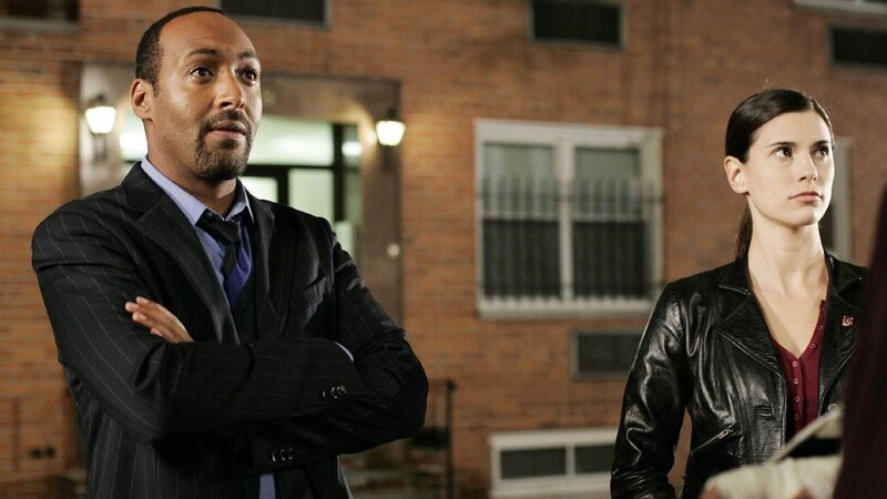 Als ein achtjähriges Mädchen nach einer Explosion in einem Wohnhaus stirbt, folgen die Detectives Green (Jesse L. Martin) und Cassady (Milena Govich) der Spur  zu Rosalie Schaffner, der Exfrau des Hausbesitzers. – Bild: RTL