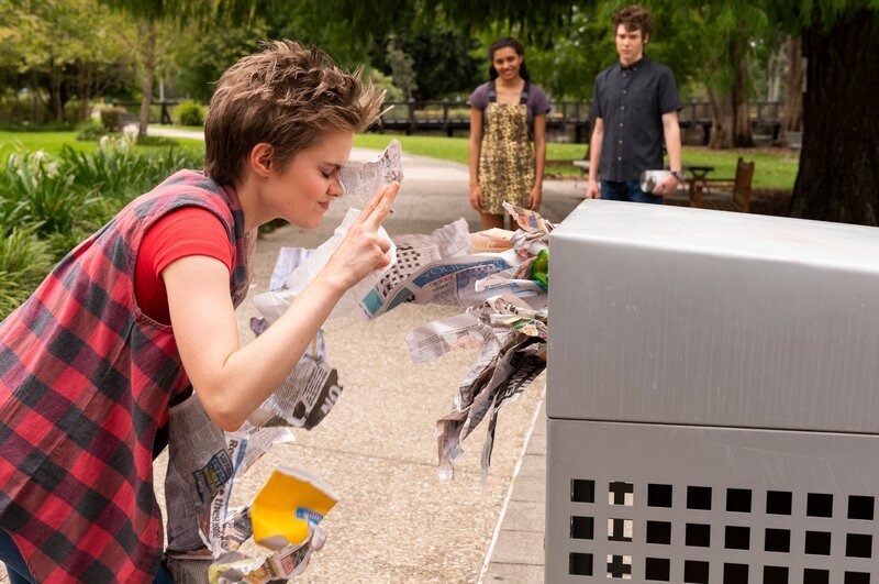 Imogen (Elizabeth Cullen, l.) wird von einem frechen magischen Wesen, das sich im Papierkorb versteckt hat, geärgert. Tayla (Miah Madden, M.) und Darra (Julian Cullen, r.) amüsieren sich über ihren Versuch, den Frechling zwischen all dem Müll zu fangen. – Bild: Jonathan M. Shiff Productions /​ ZDF /​ Mark Taylor