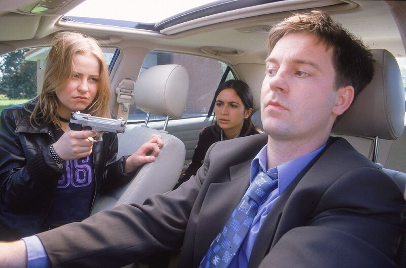 Tina (Theresa Scholze, li.) bedroht den BMW-Fahrer (Tillmann Schillinger) und will, dass er den Wagen verlässt …(hi. Pinar Erincin als Aysim) – Bild: RTL /​ Engels