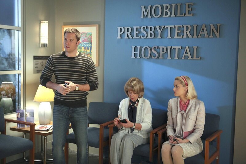 Voller Hoffnung warten George (Scott Porter, l.), Clora (Ilene Graff, M.) und Lemon (Jaime King, r.) auf Mitteilungen von Zoes Vater Dr. Ethan Hart … – Bild: Warner Bros. Lizenzbild frei