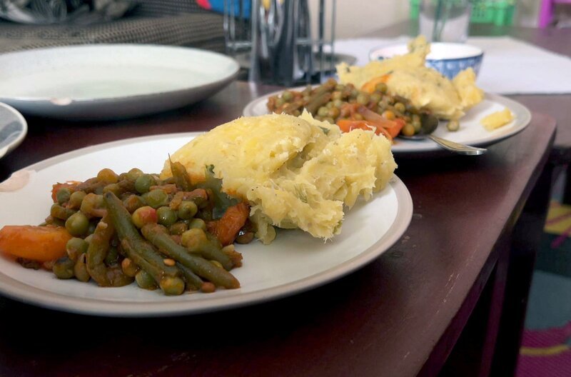 In Ruanda bereitet Janvière Gemüse und Bananenbrei zu. – Bild: Elephant Doc