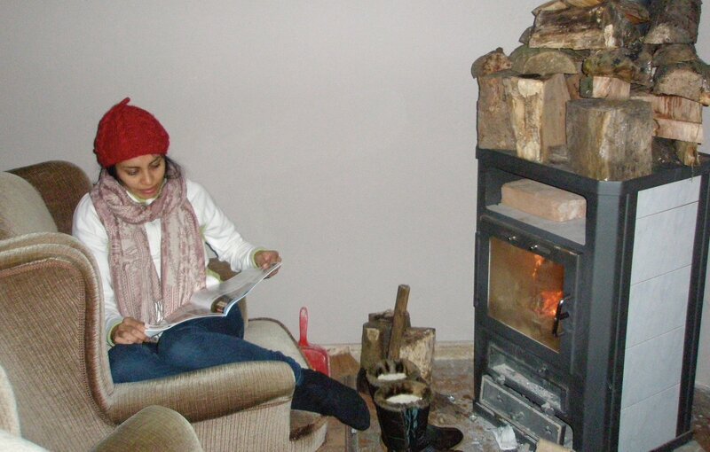 Um diesen einzigen Ofen herum hat sich wieder Leben im Gutshaus entwickelt. Die Argentinierin Adriana Acosta hat den ersten Winter im Haus fast nur hier verbracht. – Bild: NDR/​Populärfilm