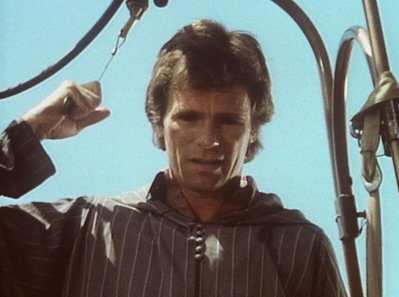 MacGyver (Richard Dean Anderson) startet einen Heißluftballon, um sich vor seinen Verfolgern in Sicherheit zu bringen. – Bild: Kabel Eins Classics