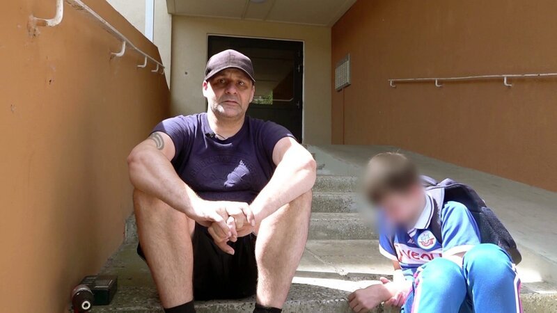Für Carsten läuft es heute leider nicht so gut. Er und sein 13-jähriger Sohn Yusei haben sich aus ihrer Wohnung gesperrt. Nun heißt es auf den Schlüsseldienst warten. – Bild: RTLZWEI /​ UFA SHOW & FACTUAL