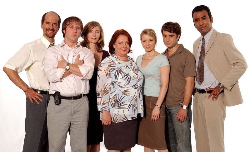 (v.l.n.r.) Bernd Stromberg (Christoph Maria Herbst) und seine Angestellten: Berthold „Ernie“ Heisterkamp (Bjarne Ingmar Mädel), Tatjana „Tuberkel“ Berkel (Tatjana Alexander), Erika Burstedt (Martina Eitner-Acheampong), Tanja Sifert (Diana Staehly), Ulf Steinke (Oliver K. Wnuk) und Sinan Turculu (Sinan Akkus) – Bild: Sport1