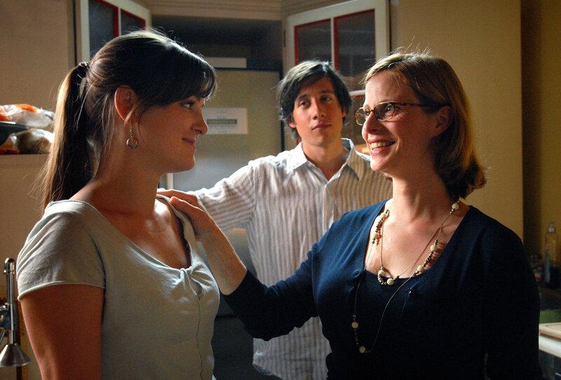 Paola (Julia Jäger, re.) ist stolz auf ihre Tochter Chiara (Laura-Charlotte Syniawa) und ihren Sohn Raffi (Patrick Diemling). – Bild: ORF/​DEGETO/​Ma