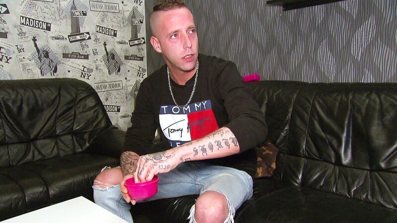Chris (30) aus Duisburg hält nicht nur wenig von Arbeit, sondern macht sich auch nicht viel aus Gesetzen und Regeln. Ein Viertel seines Lebens hat er bereits im Knast verbracht und liegt größtenteils dem Staat auf der Tasche. – Bild: RTLZWEI /​ Good Times Fernsehprodu