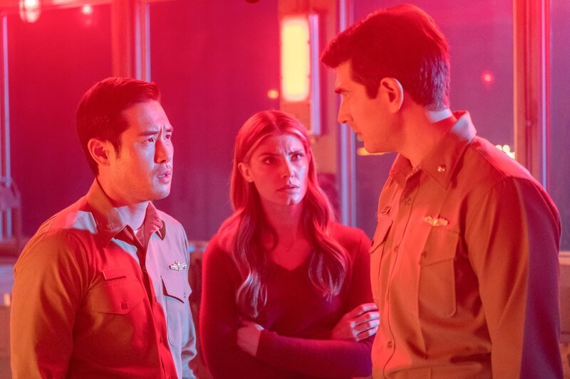 (v.l.n.r.) Dr. Ben Song (Raymond Lee); Addison Augustine (Caitlin Bassett); XO Augustine (Brandon Routh) – Bild: Universal Television LLC. /​ Ron Batzdorff