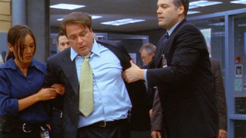 Detective Goren (Vincent D’Onofrio, r.) nimmt den ehemaligen Police Commissioner Frank Adair (Michael Rispoli) fest. Hat er etwas mit einem Doppelmord zu tun? – Bild: RTL