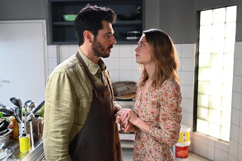 Nathalie (Amrei Haardt) ist von Matteos (Riccardo Angelini) plötzlichem Rückzieher enttäuscht. – Bild: RTL /​ Julia Feldhagen /​ Auferstehung