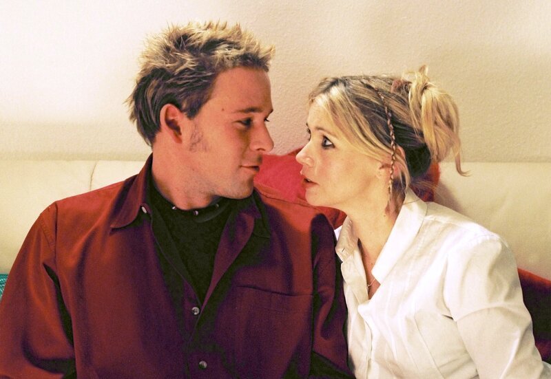 Anja (Tina Ruland) erwartet ein Kind von ihrem Nachbarn Sebastian (Oliver Clemens). – Bild: ARD/​Degeto/​Katrin Knoke