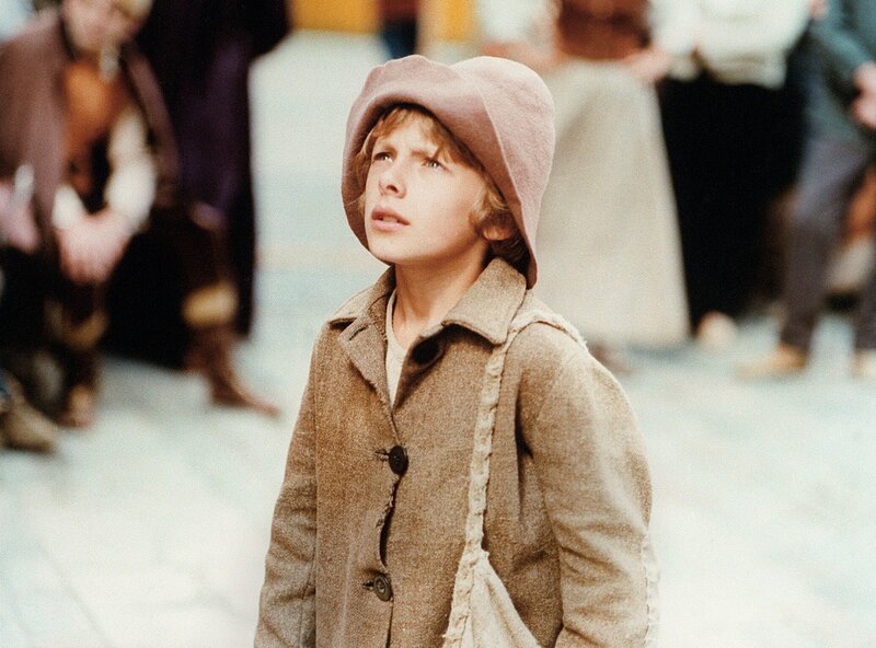 Nur der kleine Däumling (Roland Neilands) traut sich, Prinzessin Goldhaar vor dem Teufel zu beschützen. – Bild: rbb Nur der kleine Däumling (Roland Neilands) traut sich, Prinzessin Goldhaar vor dem Teufel zu beschützen. – Bild: rbb