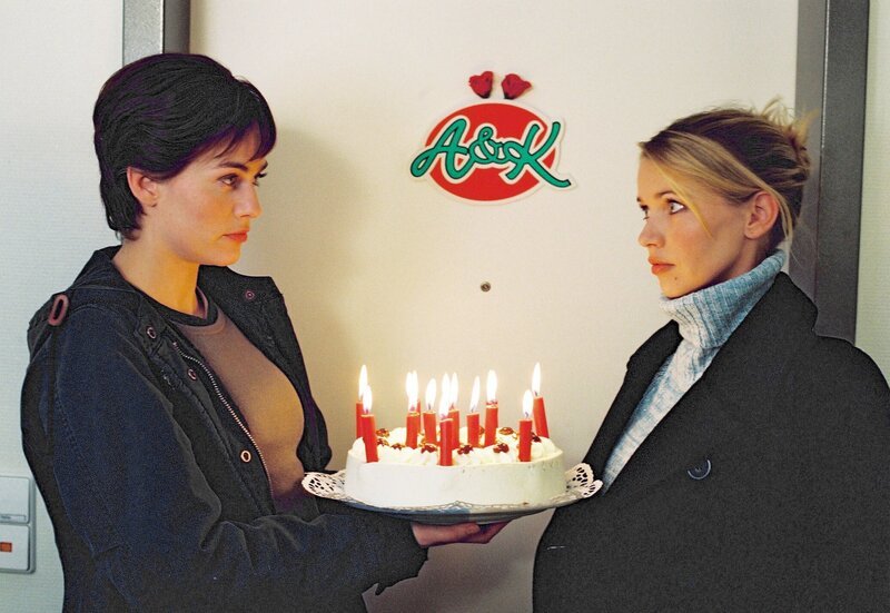 Eigentlich wollte Anja (Tina Ruland, re.) mit ihrer Freundin Karin (Gesine Cukrowski) nach Brasilien auswandern, doch nun haben sich ihre Pläne geändert. – Bild: ARDDegeto Film/​Katrin Knoke