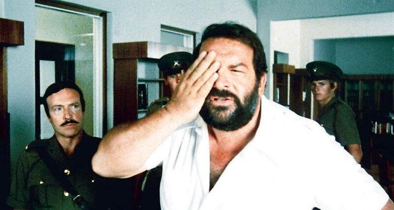 Der schlagkräftige Kommissar Rizzo, genannt ‚Plattfuß‘ (Bud Spencer, M.) jagt in Südafrika eine Rauschgiftschmugglerbande … – Bild: DMB