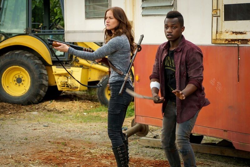 l-r: Vanessa Helsing (Kelly Overton), Mohamad (Trezzo Mahoro) – Bild: Dynamic Television /​ Helsing S1 Productions Inc.