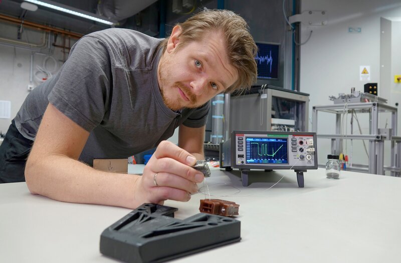 Erfinder Dimitri Benke aus Darmstadt hält das magnetisches Kühlsystem für Kühlschränke in seinen Fingern. – Bild: MDR/​Manuel Graubner