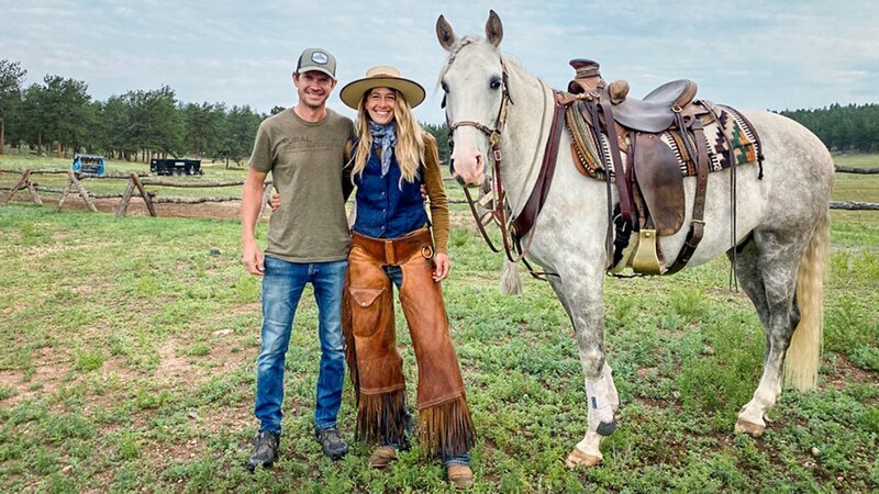 Auf und davon Staffel 17 Folge 6 Marc und Mirjam Dunkel mit ihrem Pferd in Colorado. – Bild: SRF