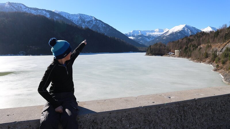 Beni zeigt uns die Berge. – Bild: rbb/​Juliette Planitzer