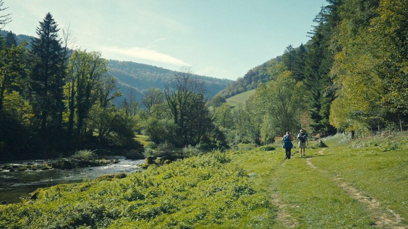 Wandern längs des Doubs ist ein wahres Naturerlebnis. – Bild: ZDF und SRF