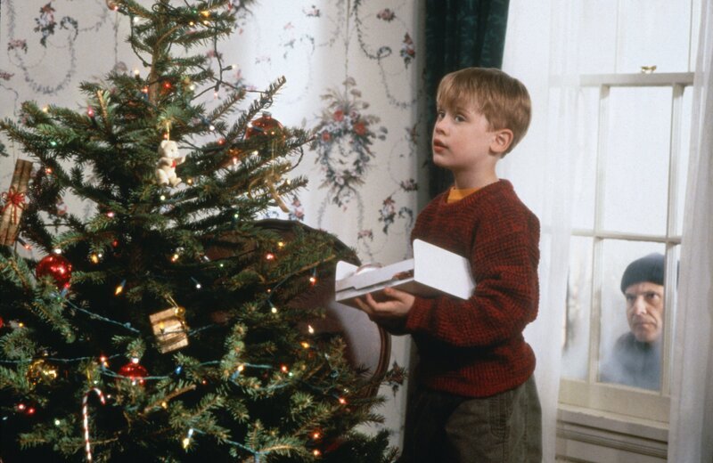Während der nichtsahnende Kevin (Macaulay Culkin, l.) den Weihnachtsbaum schmückt, lauert Harry (Joe Pesci, r.) auf eine Gelegenheit, das Haus auszurauben … – Bild: 1990 Twentieth Century Fox