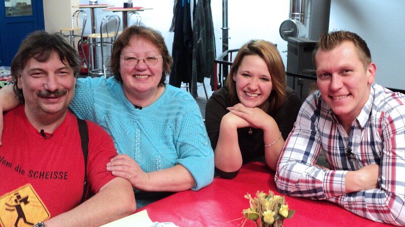 Von links: Frnk, Gabi, Gloria und Trödel-Experte Otto Schulte. – Bild: RTL II