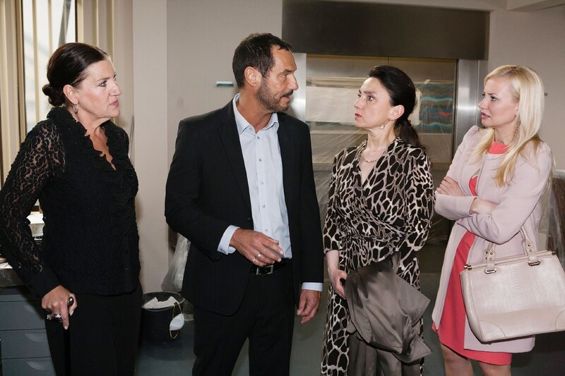 Simone (Tatjana Clasing, 2.v.r.) gerät unter Druck, als Ludmilla (Katy Karrenbauer, l.) vor Richard (Silvan-Pierre Leirich) schwere Vorwürfe gegen Isabelle (Ania Niedieck) erhebt. – Bild: RTL