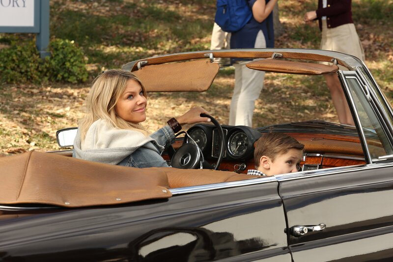 Mick (Kaitlin Olson, l.) und ihre Ziehsohn Ben (Jack Stanton, r.) haben der Polizei einiges zu erklären … – Bild: Fox